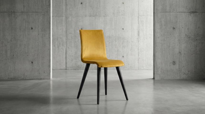 Gepolsterter Stuhl mit Massivholzbeinen - S24 