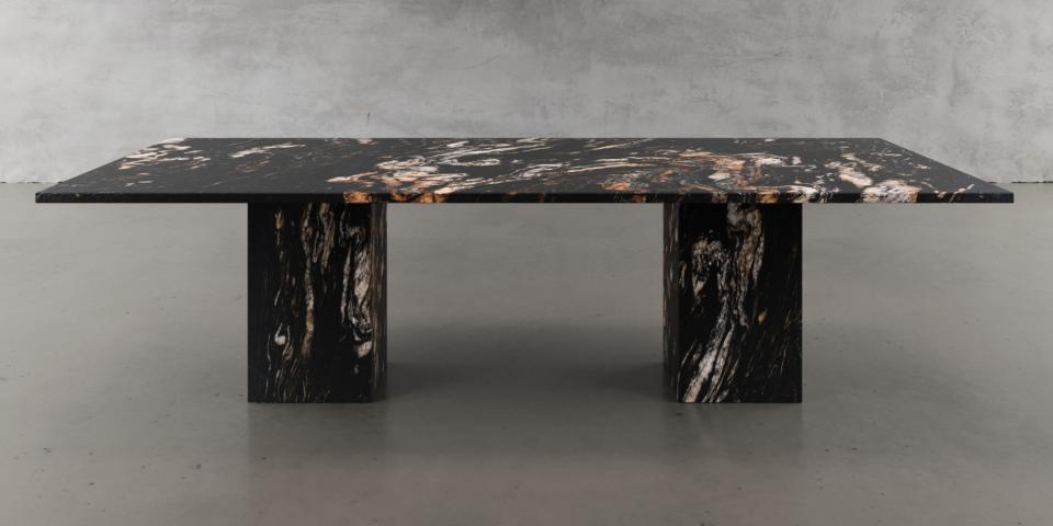 Cosmic Black Granit Natursteintisch mit zwei Säulen E120 