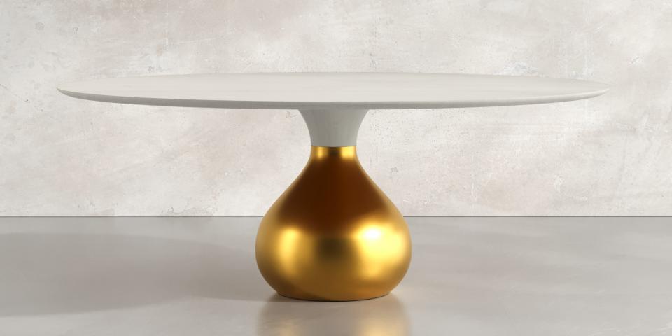 Maßgefertigter Tisch in Eiche weiß mit farbigem Fuß E242 
